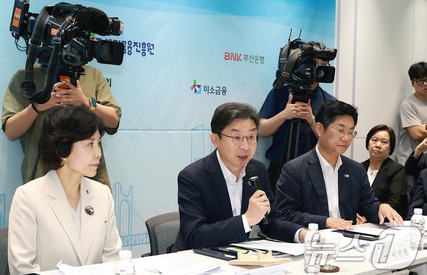 본문 이미지 - 이억원 금융위원장이 3일 오전 부산 중구에서 열린 '부산 서민금융 복합지원센터' 개소식에서 관계자들과 대화를 나누고 있다.(금융위원회 제공. 재판매 및 DB금지) 2026.7.3 ⓒ 뉴스1