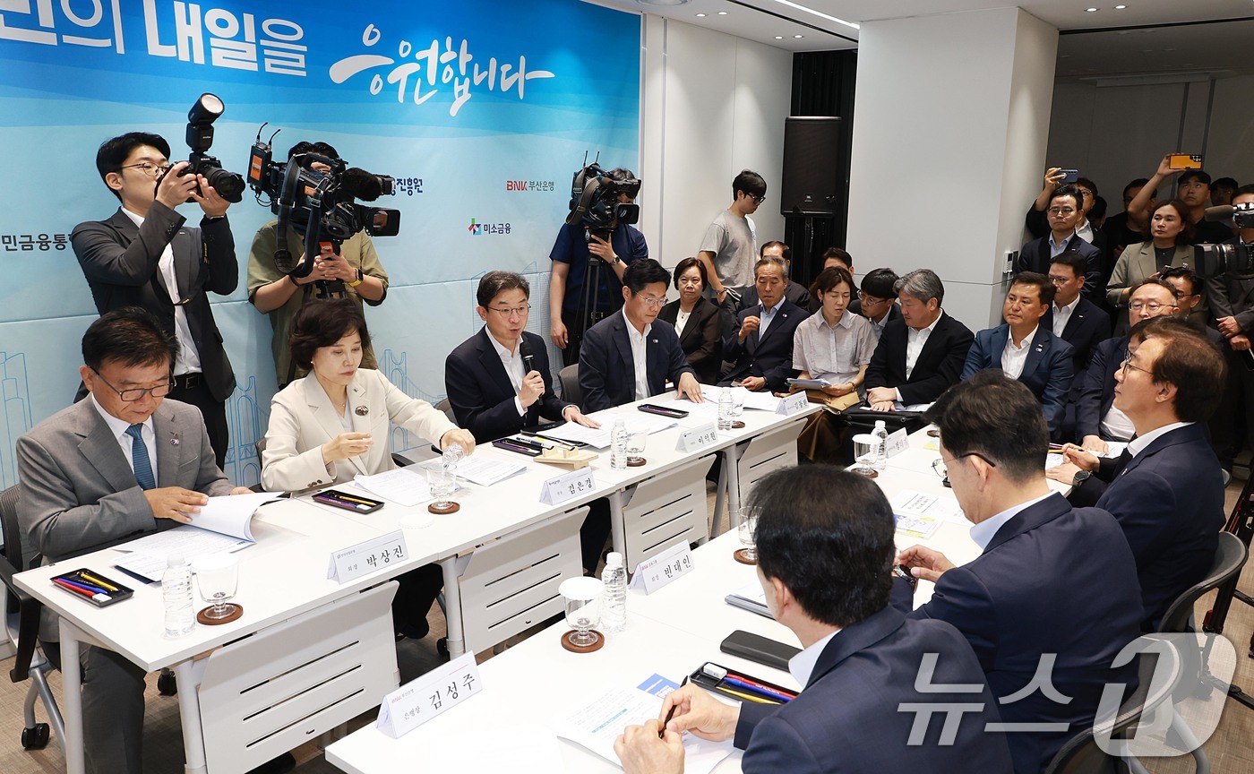 (서울=뉴스1) = 이억원 금융위원장이 3일 오전 부산 중구에서 열린 '부산 서민금융 복합지원센터' 개소식에서 관계자들과 대화를 나누고 있다.부산복합지원센터에는 서민금융진흥원, 신 …