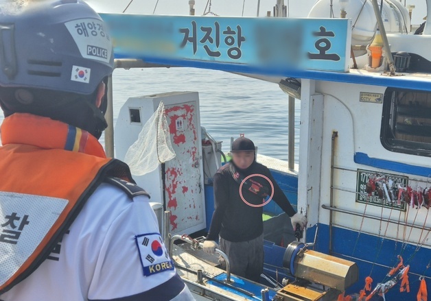 [르포] "불편해도 살려면 입어야죠"…어민들 허리에 채워진 생명벨트