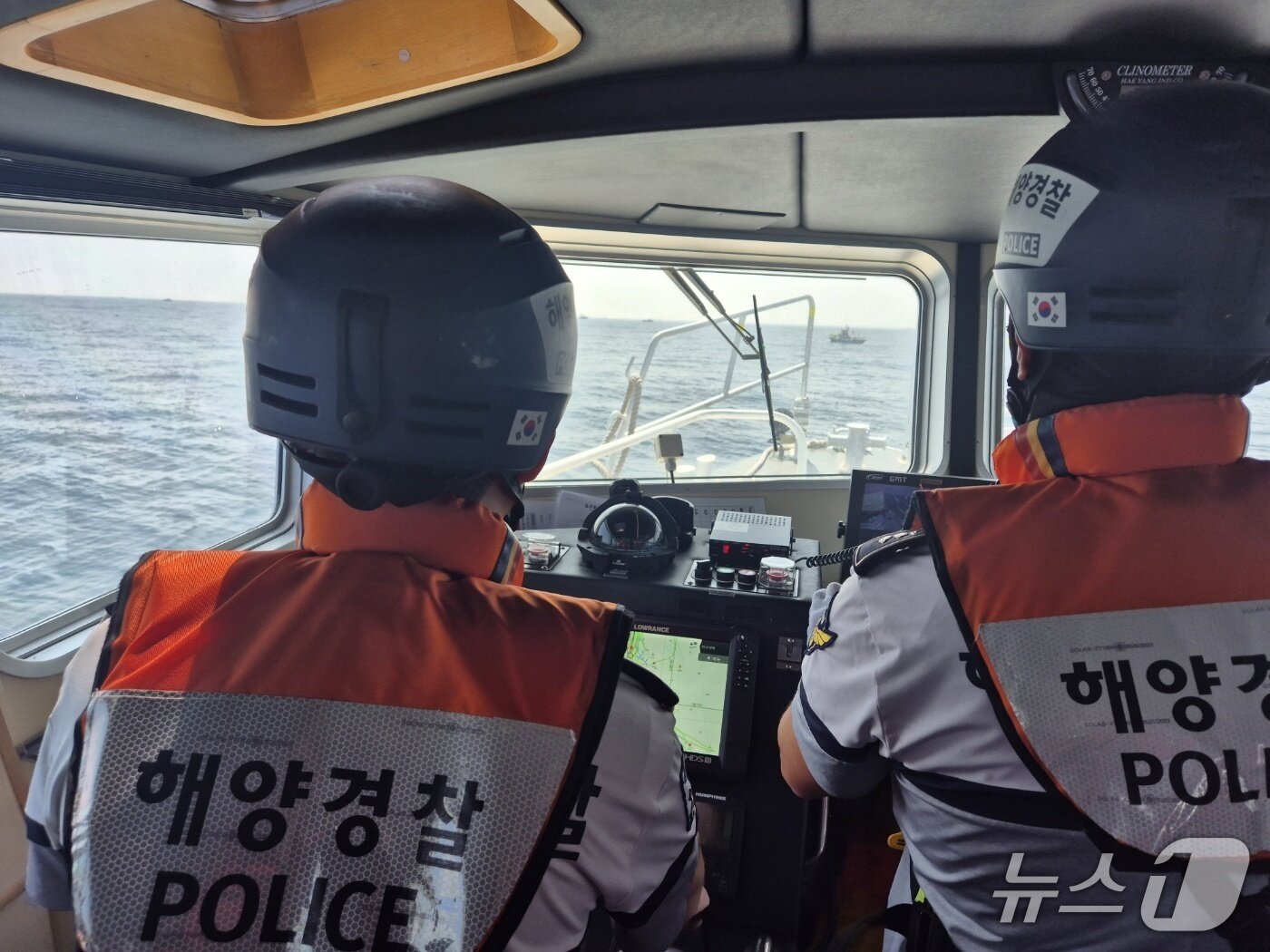 본문 이미지 - 3일 강원 동해안 최북단 고성군 공현진 해상에서 속초해양경찰서 소속 연안구조정이 구명조끼 착용 단속을 위해 어선에 접근하고 있다. 2026.7.5/뉴스1
