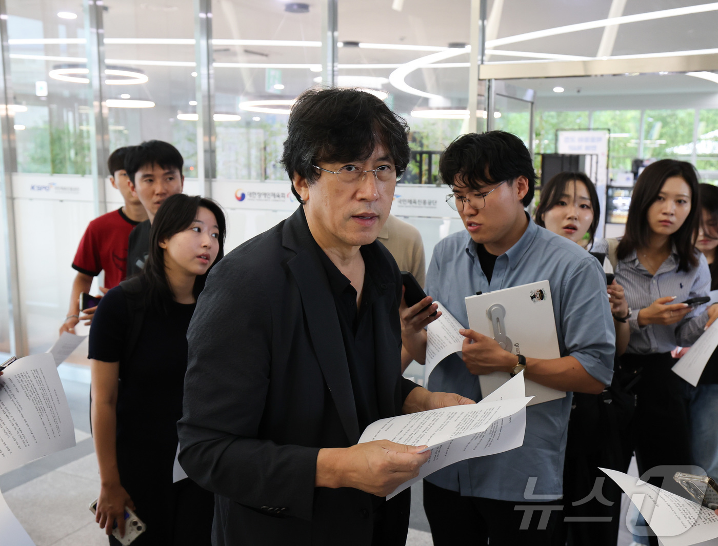 (서울=뉴스1) 이종수 기자 = 김동연 배재학당 총동창회장이 3일 대한야구소프트볼협회에 배재고 야구부의 5·18 민주화운동 폄훼 논란과 관련한 탄원서를 제출하기 위해 서울 송파구 …