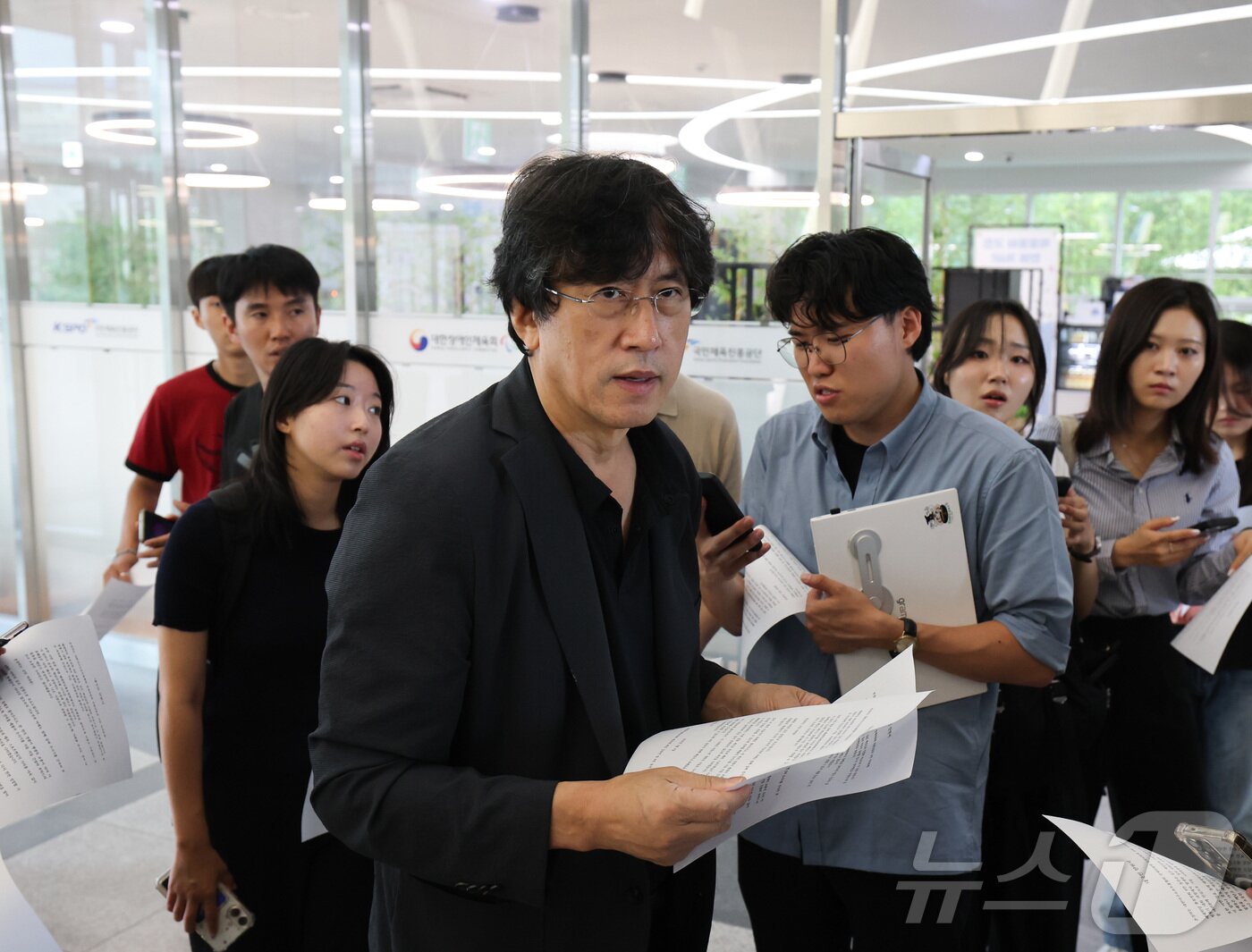 본문 이미지 - 김동연 배재학당 총동창회장이 3일 대한야구소프트볼협회에 배재고 야구부의 5·18 민주화운동 폄훼 논란과 관련한 탄원서를 제출하기 위해 서울 송파구 올림픽회관에 들어서고 있다. 2026.7.3 ⓒ 뉴스1 이종수 기자