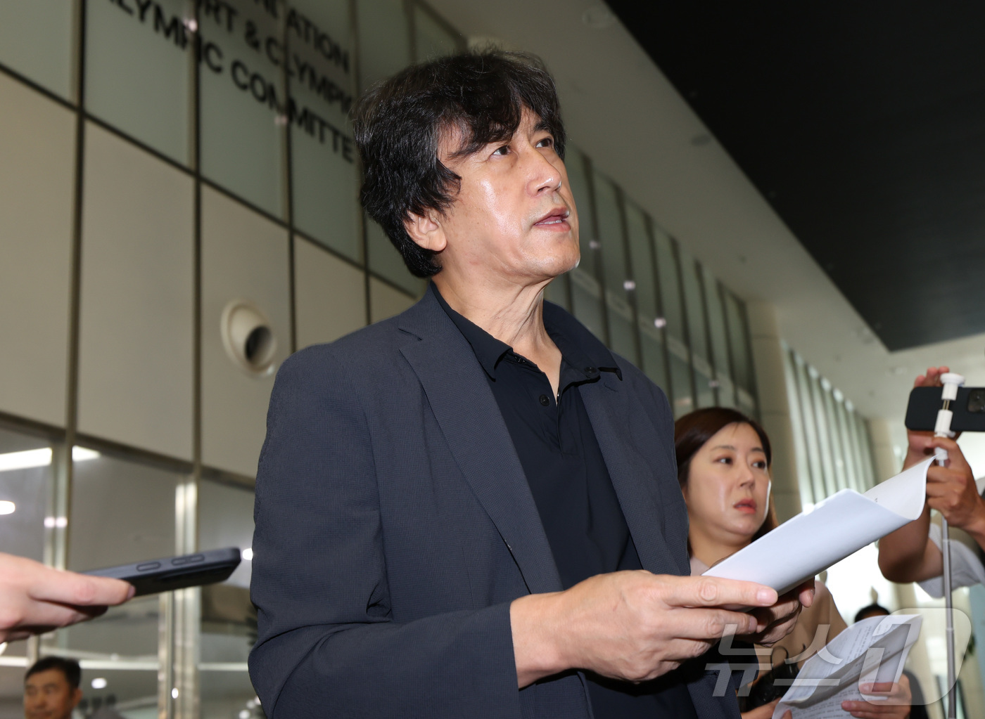 (서울=뉴스1) 이종수 기자 = 김동연 배재학당 총동창회장이 3일 서울 송파구 대한야구소프트볼협회가 위치한 올림픽회관 앞에서 열린 '배재 야구부 학생선수 보호를 위한 기자회견'에서 …