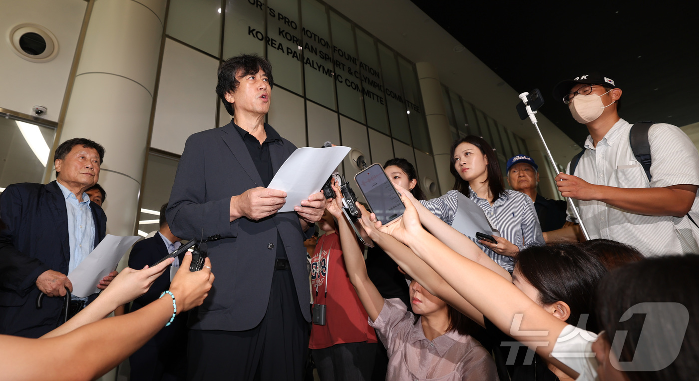 (서울=뉴스1) 이종수 기자 = 김동연 배재학당 총동창회장이 3일 서울 송파구 대한야구소프트볼협회가 위치한 올림픽회관에서 배재고 야구부의 5·18 민주화운동 폄훼 논란과 관련해 취 …