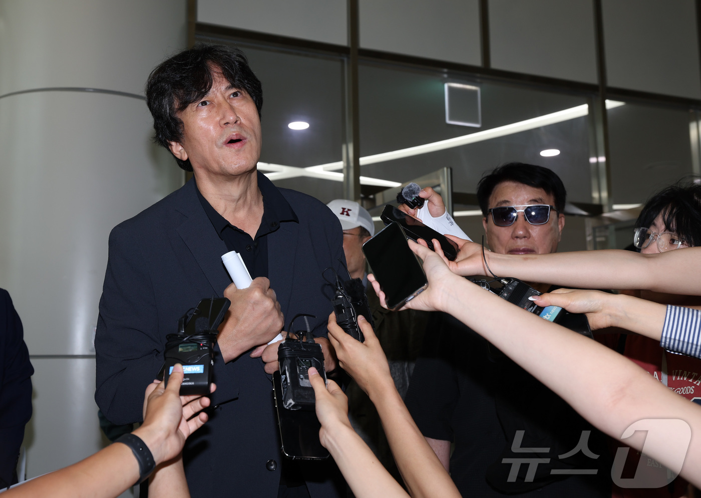 (서울=뉴스1) 이종수 기자 = 김동연 배재학당 총동창회장이 3일 서울 송파구 대한야구소프트볼협회가 위치한 올림픽회관에서 배재고 야구부의 5·18 민주화운동 폄훼 논란과 관련해 취 …