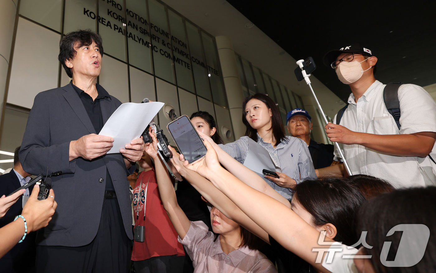 (서울=뉴스1) 이종수 기자 = 김동연 배재학당 총동창회장이 3일 서울 송파구 대한야구소프트볼협회가 위치한 올림픽회관에서 배재고 야구부의 5·18 민주화운동 폄훼 논란과 관련해 취 …