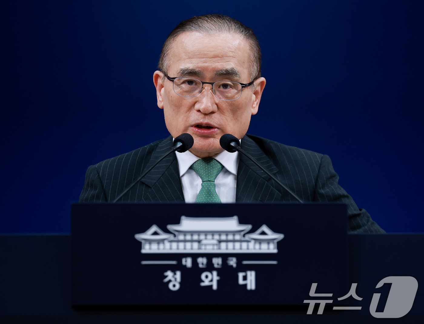 (서울=뉴스1) 허경 기자 = 위성락 국가안보실장이 3일 청와대 춘추관에서 이재명 대통령의 북대서양조약기구(NATO·나토) 정상회의 및 몽골 국빈 방문 일정을 브리핑 하고 있다. …