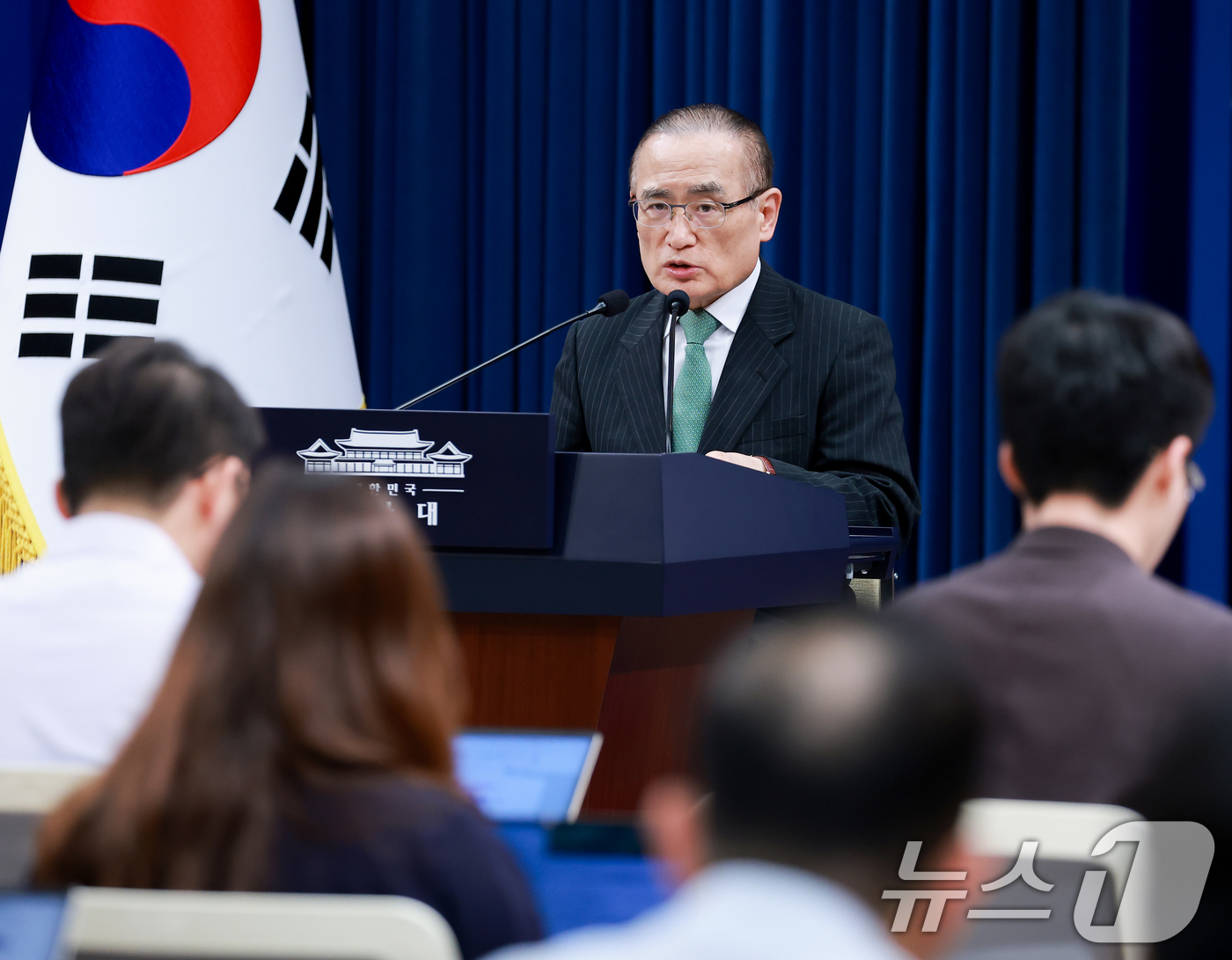 (서울=뉴스1) 허경 기자 = 위성락 국가안보실장이 3일 청와대 춘추관에서 이재명 대통령의 북대서양조약기구(NATO·나토) 정상회의 및 몽골 국빈 방문 일정을 브리핑 하고 있다. …