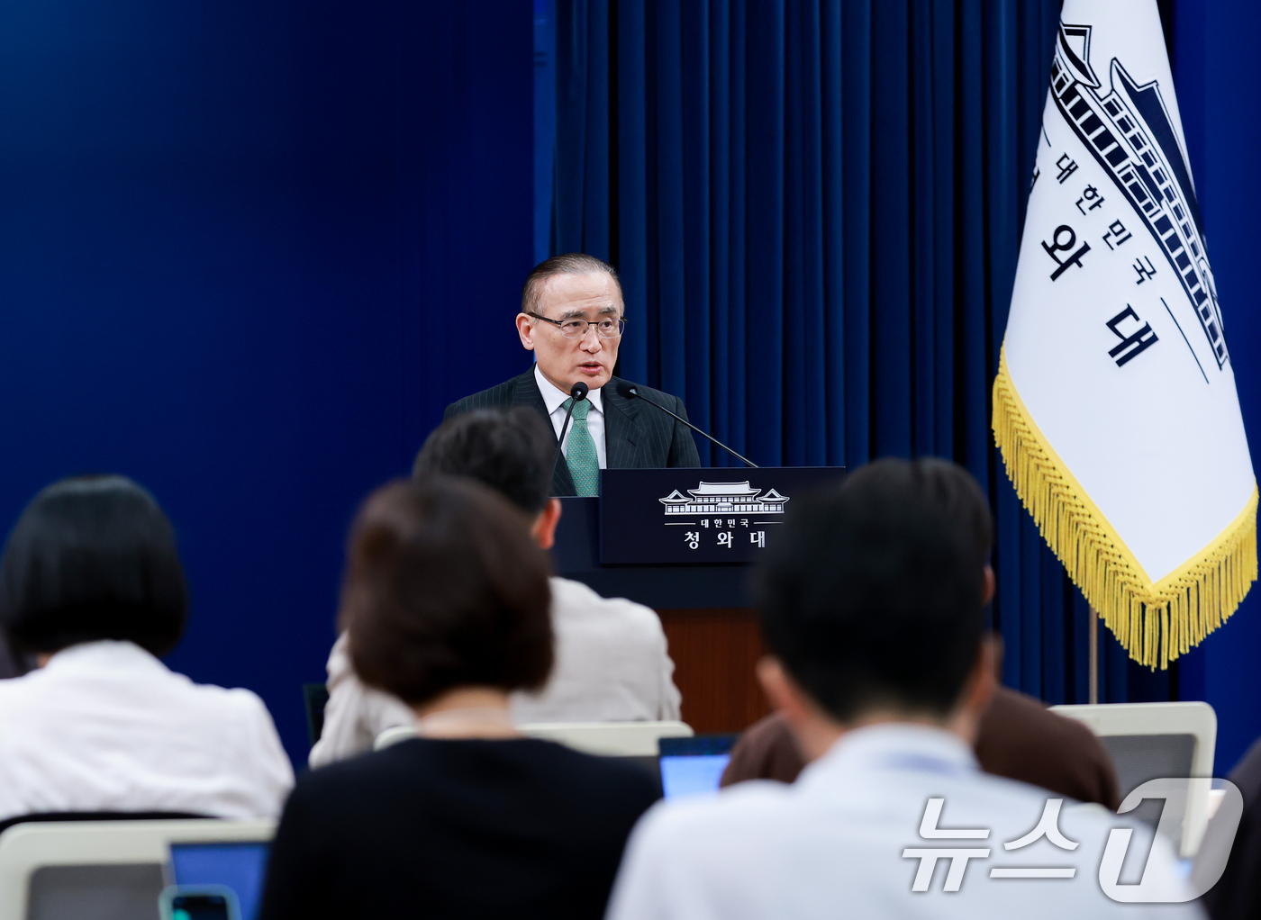 (서울=뉴스1) 허경 기자 = 위성락 국가안보실장이 3일 청와대 춘추관에서 이재명 대통령의 북대서양조약기구(NATO·나토) 정상회의 및 몽골 국빈 방문 일정을 브리핑 하고 있다. …