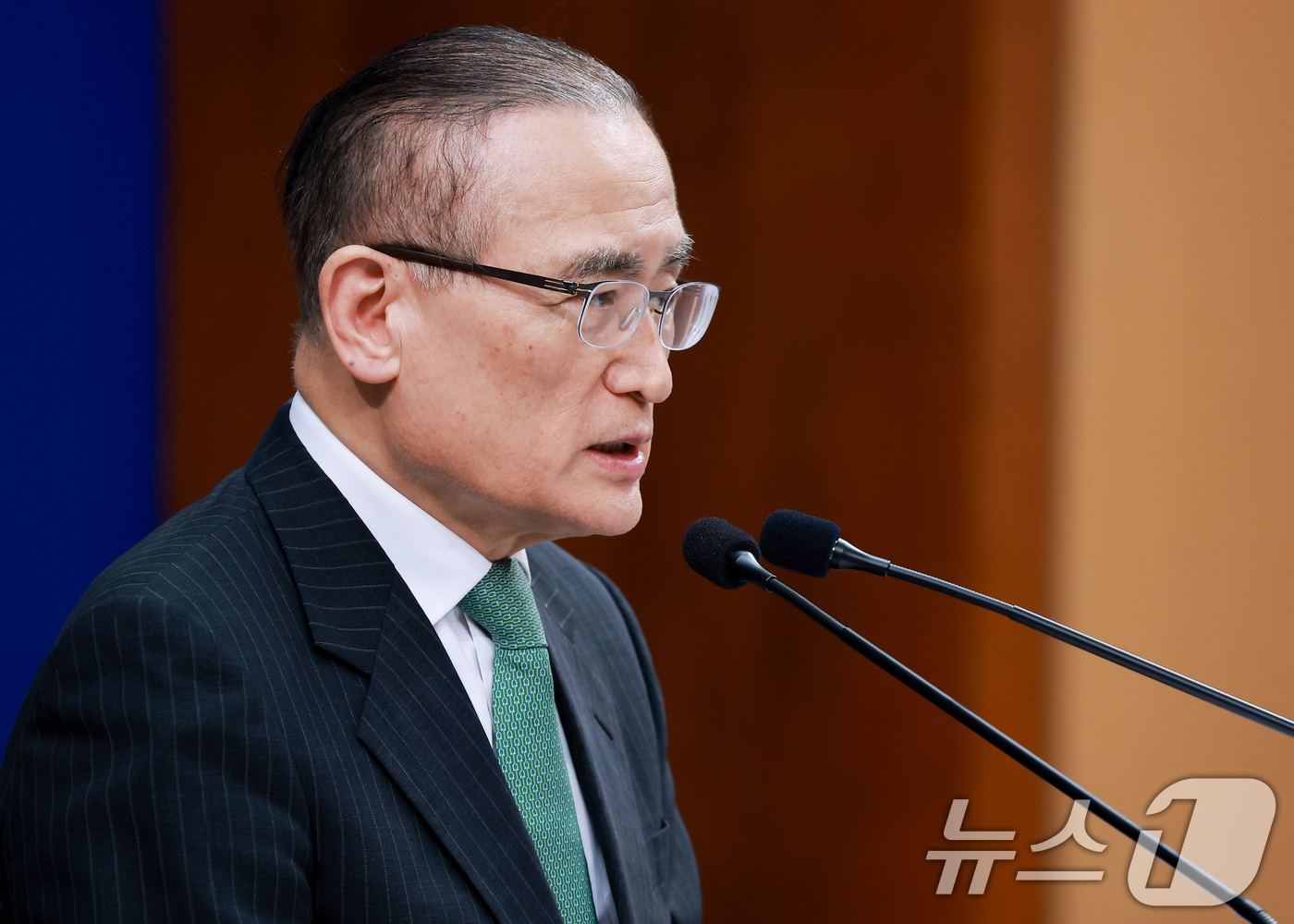 (서울=뉴스1) 허경 기자 = 위성락 국가안보실장이 3일 청와대 춘추관에서 이재명 대통령의 북대서양조약기구(NATO·나토) 정상회의 및 몽골 국빈 방문 일정을 브리핑 하고 있다. …