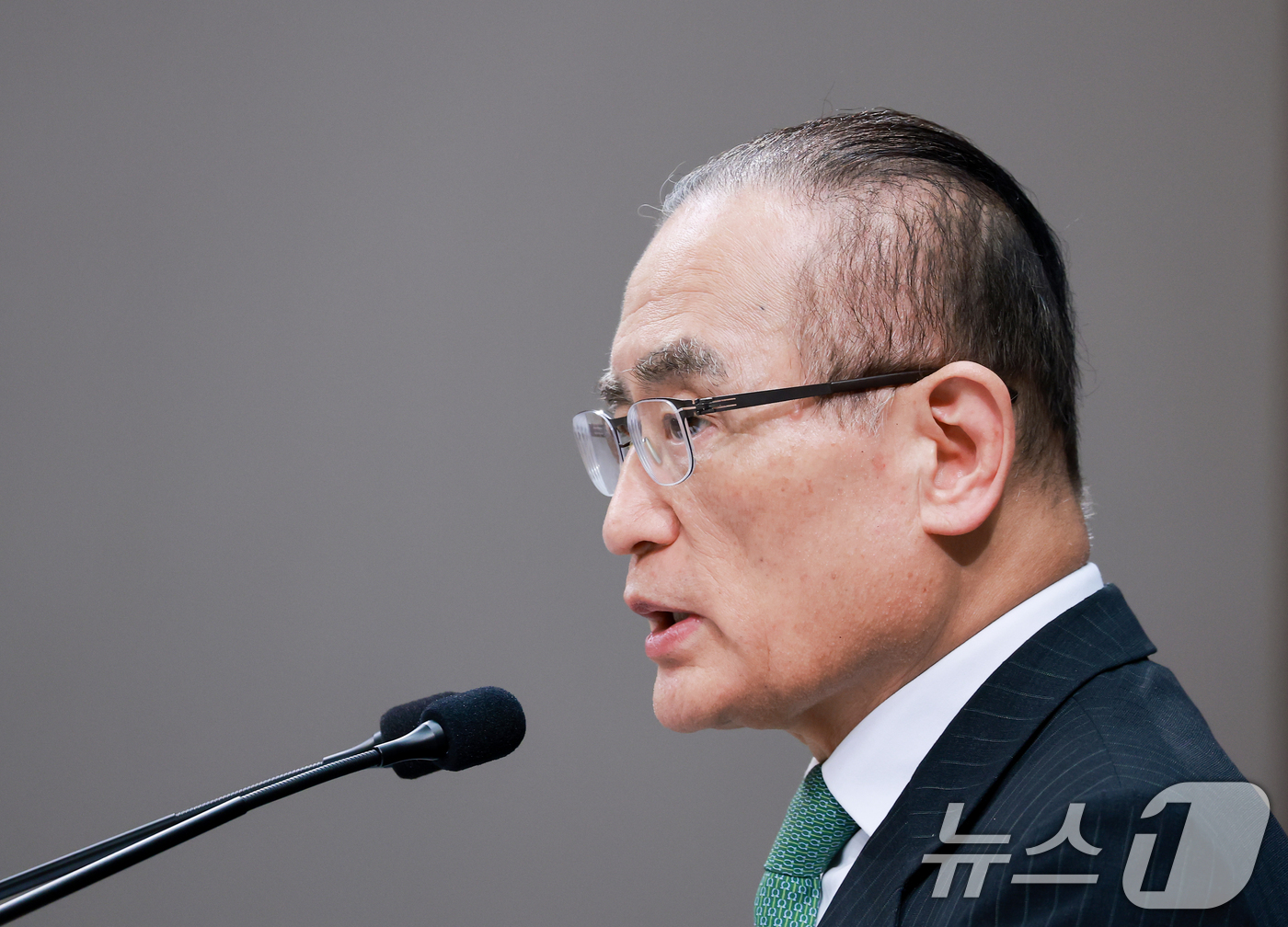 (서울=뉴스1) 허경 기자 = 위성락 국가안보실장이 3일 청와대 춘추관에서 이재명 대통령의 북대서양조약기구(NATO·나토) 정상회의 및 몽골 국빈 방문 일정을 브리핑 하고 있다. …
