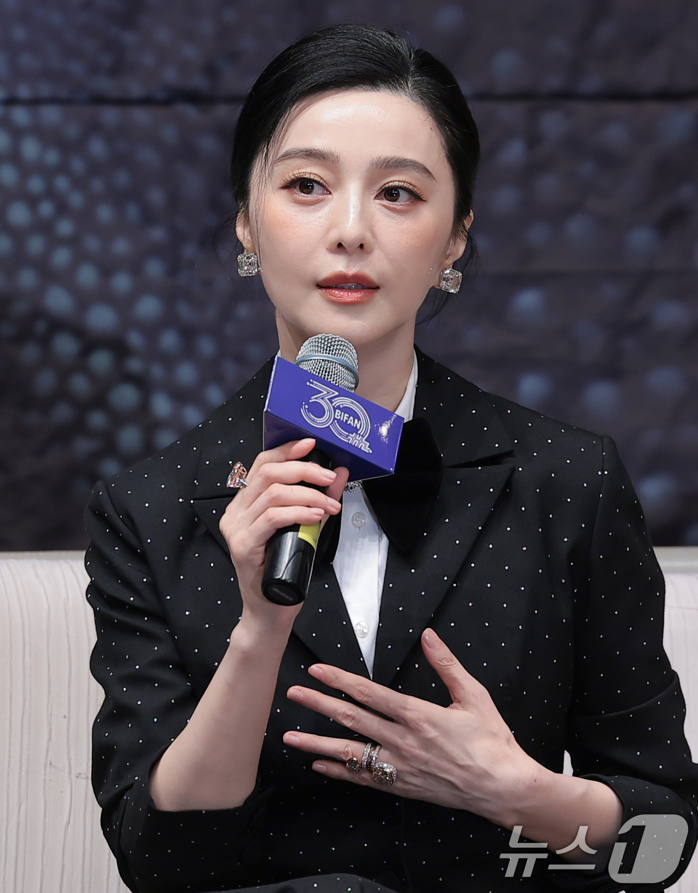 (부천=뉴스1) 권현진 기자 = 배우 판빙빙이 3일 오후 경기도 부천시 원미구 현대백화점 중동점에서 열린 ‘제30회 부천국제판타스틱영화제’ 해외 영화인 초청 기자회견에 참석해 취재 …