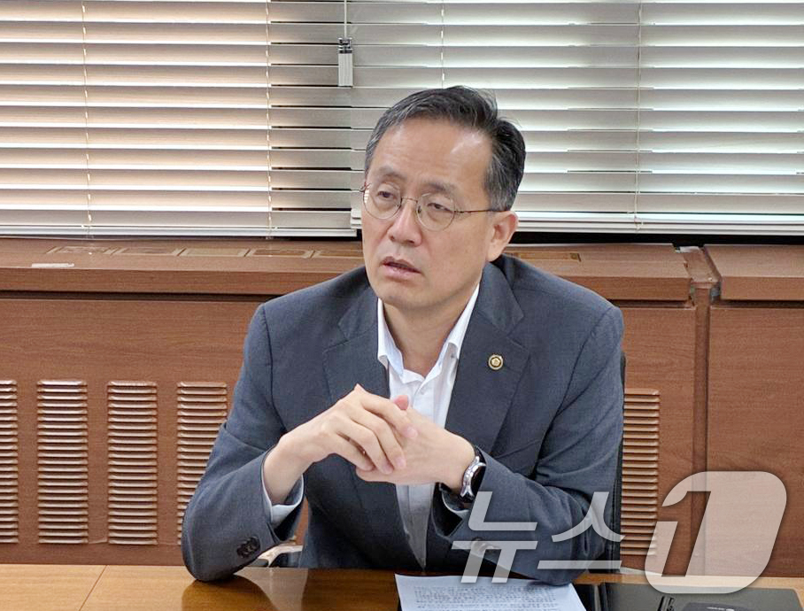 (서울=뉴스1) = 이형일 재정경제부 차관이 3일 오후 서울 종로구 정부서울청사에서 열린 홈플러스 관련 관계기관 전담반(TF) 회의를 주재하고 있다.이날 서울회생법원 회생4부는 홈 …