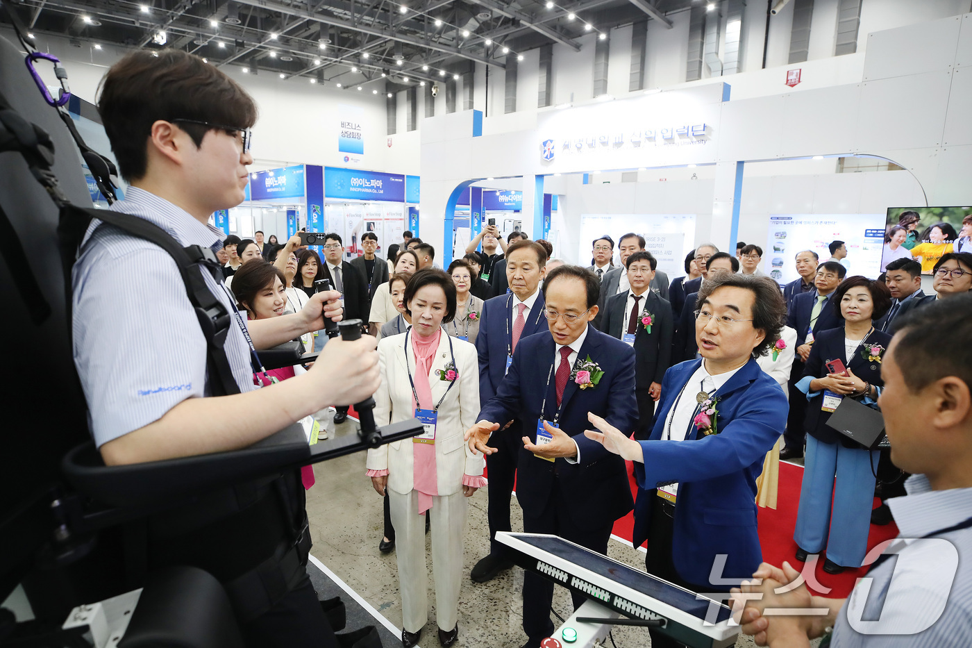 (대구=뉴스1) 공정식 기자 = 3일 대구 북구 엑스코(EXCO)에서 개막한 '2026 메디엑스포 코리아'를 찾은 내빈들이 재활로봇을 살펴보고 있다. 앞줄 오른쪽부터 민복기 AI바 …