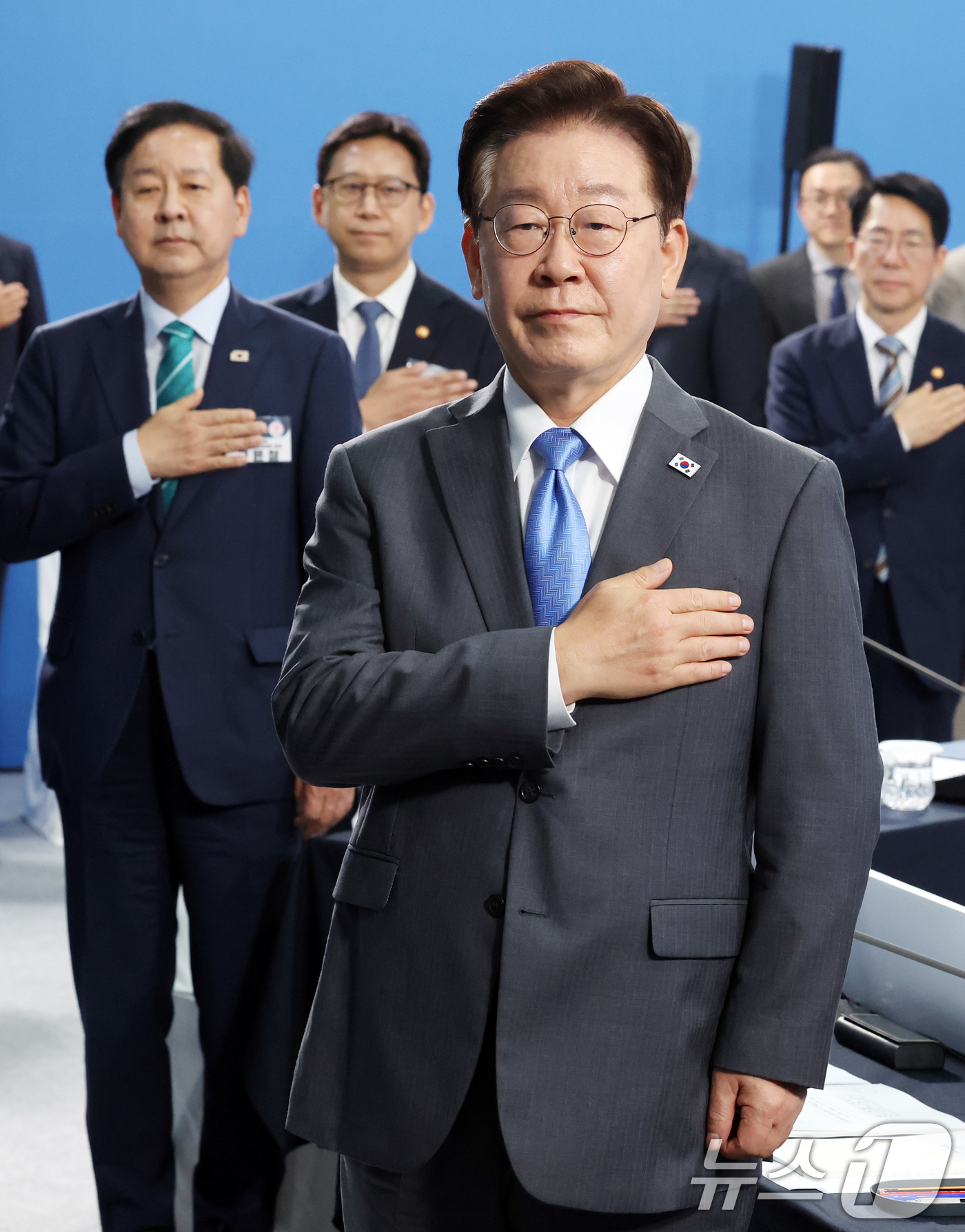 (진주=뉴스1) 허경 기자 = 이재명 대통령이 3일 경남 진주시에서 열린 제5회 국가우주위원회 회의에서 국민의례를 하고 있다. 2026.7.3/뉴스1
