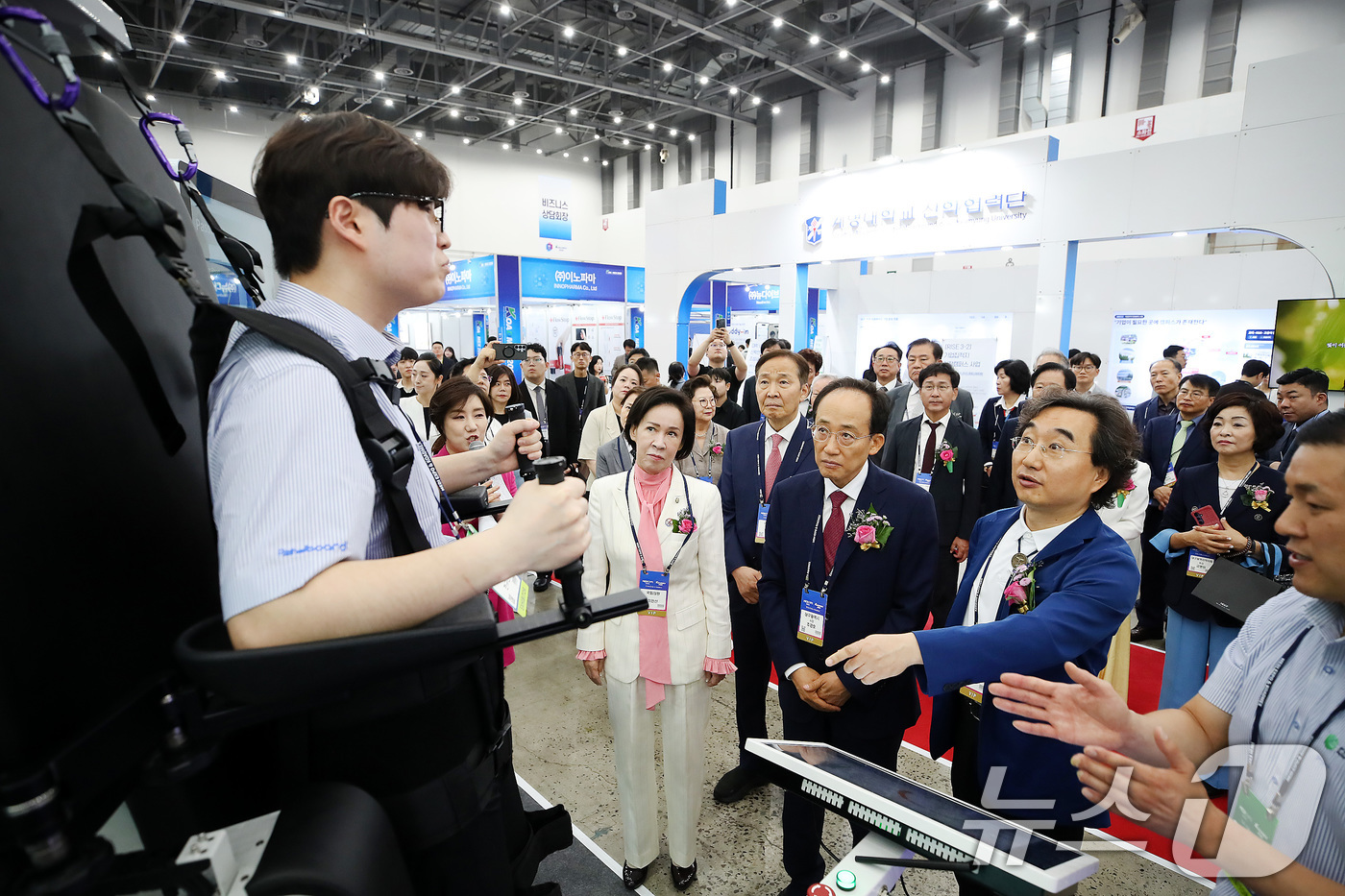 (대구=뉴스1) 공정식 기자 = 3일 대구 북구 엑스코(EXCO)에서 개막한 '2026 메디엑스포 코리아'를 찾은 내빈들이 재활로봇을 살펴보고 있다. 앞줄 오른쪽부터 민복기 AI바 …