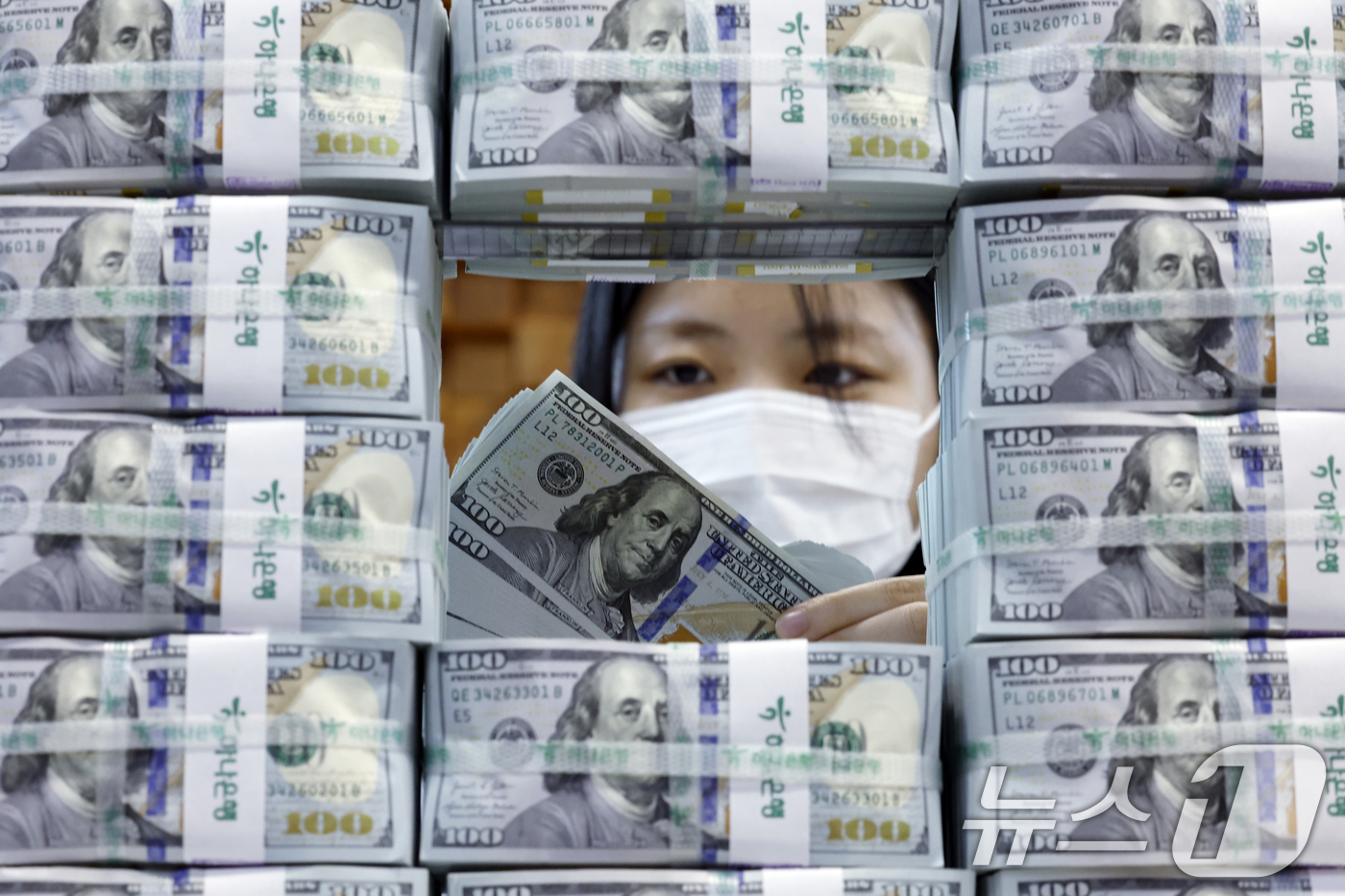 (서울=뉴스1) 박정호 기자 = 1,500원대 고환율 상황에도 금융기관의 외화 예수금이 늘면서 우리나라 외환보유액이 한 달 만에 다시 증가세로 돌아선 것으로 나타난 3일 오후 서울 …