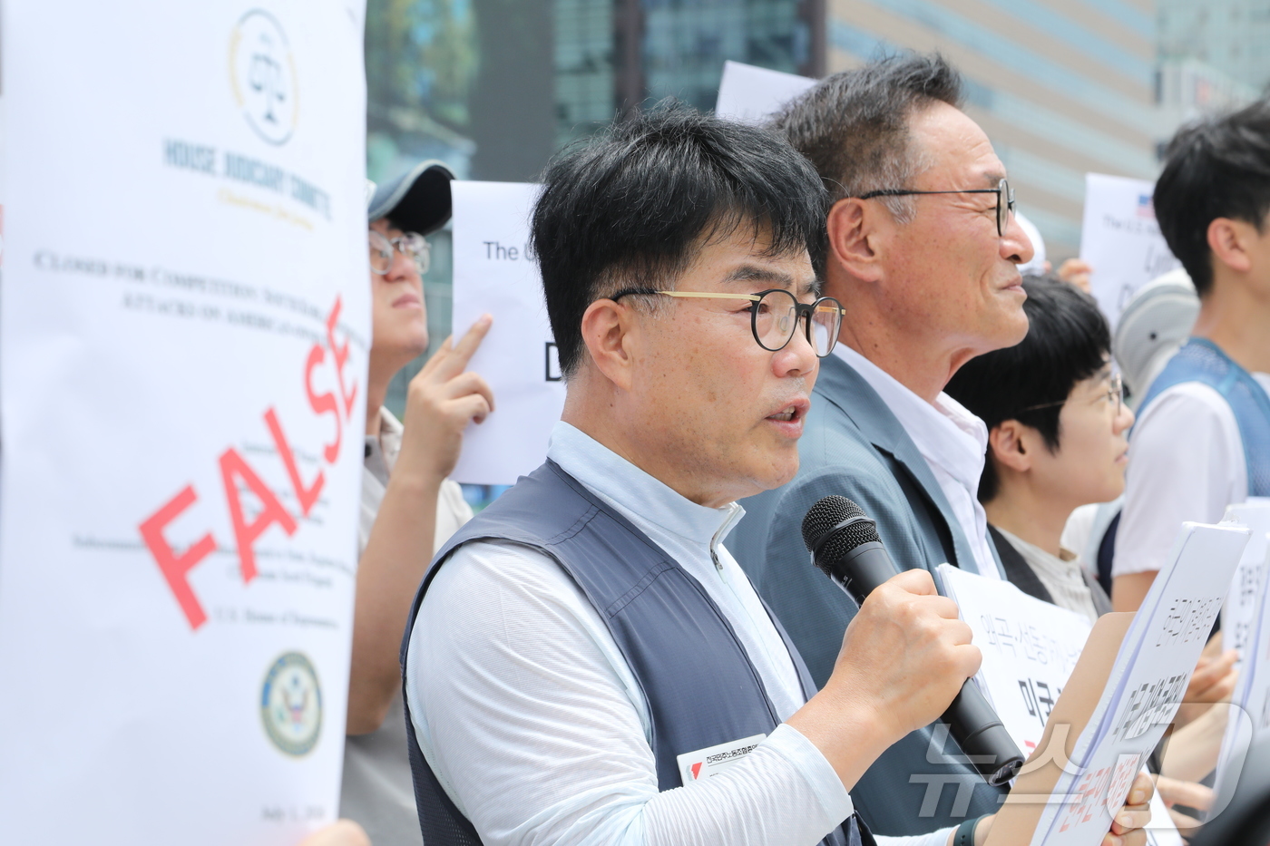 (서울=뉴스1) 이상혁 수습기자 = 3일 오후 서울 종로구 미국 대사관 앞에서 열린 '쿠팡 보고서를 발표한 미국 하원과 쿠팡 규탄 기자회견'에서 한성규 민주노총 부위원장이 발언하고 …