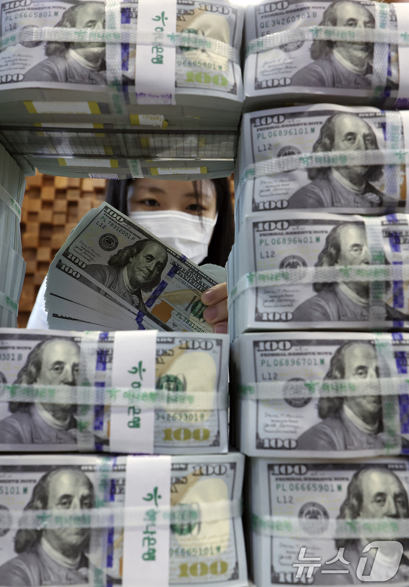 (서울=뉴스1) 박정호 기자 = 1,500원대 고환율 상황에도 금융기관의 외화 예수금이 늘면서 우리나라 외환보유액이 한 달 만에 다시 증가세로 돌아선 것으로 나타난 3일 오후 서울 …