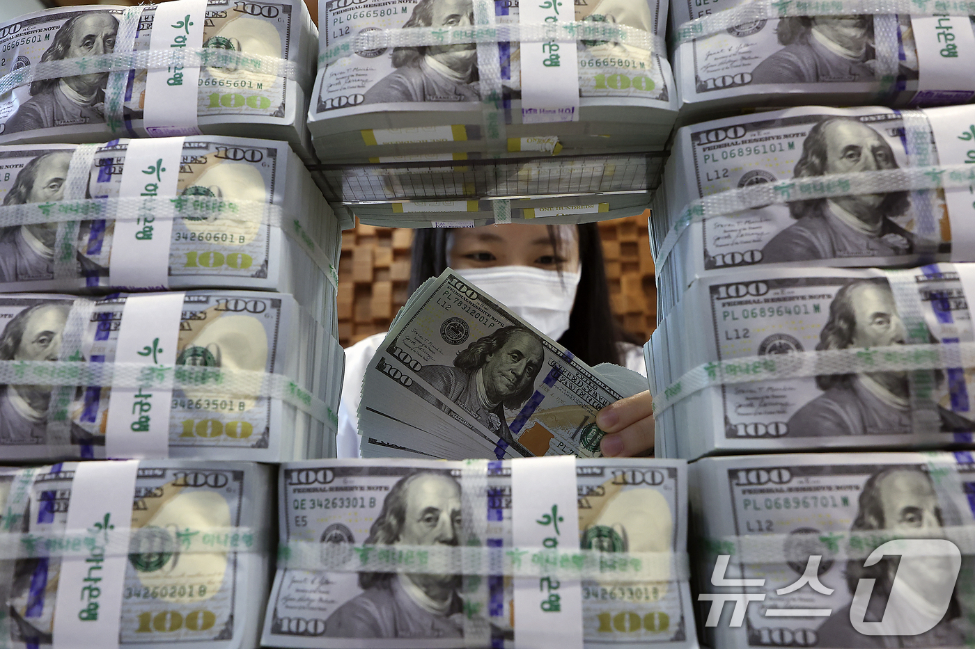 (서울=뉴스1) 박정호 기자 = 1,500원대 고환율 상황에도 금융기관의 외화 예수금이 늘면서 우리나라 외환보유액이 한 달 만에 다시 증가세로 돌아선 것으로 나타난 3일 오후 서울 …