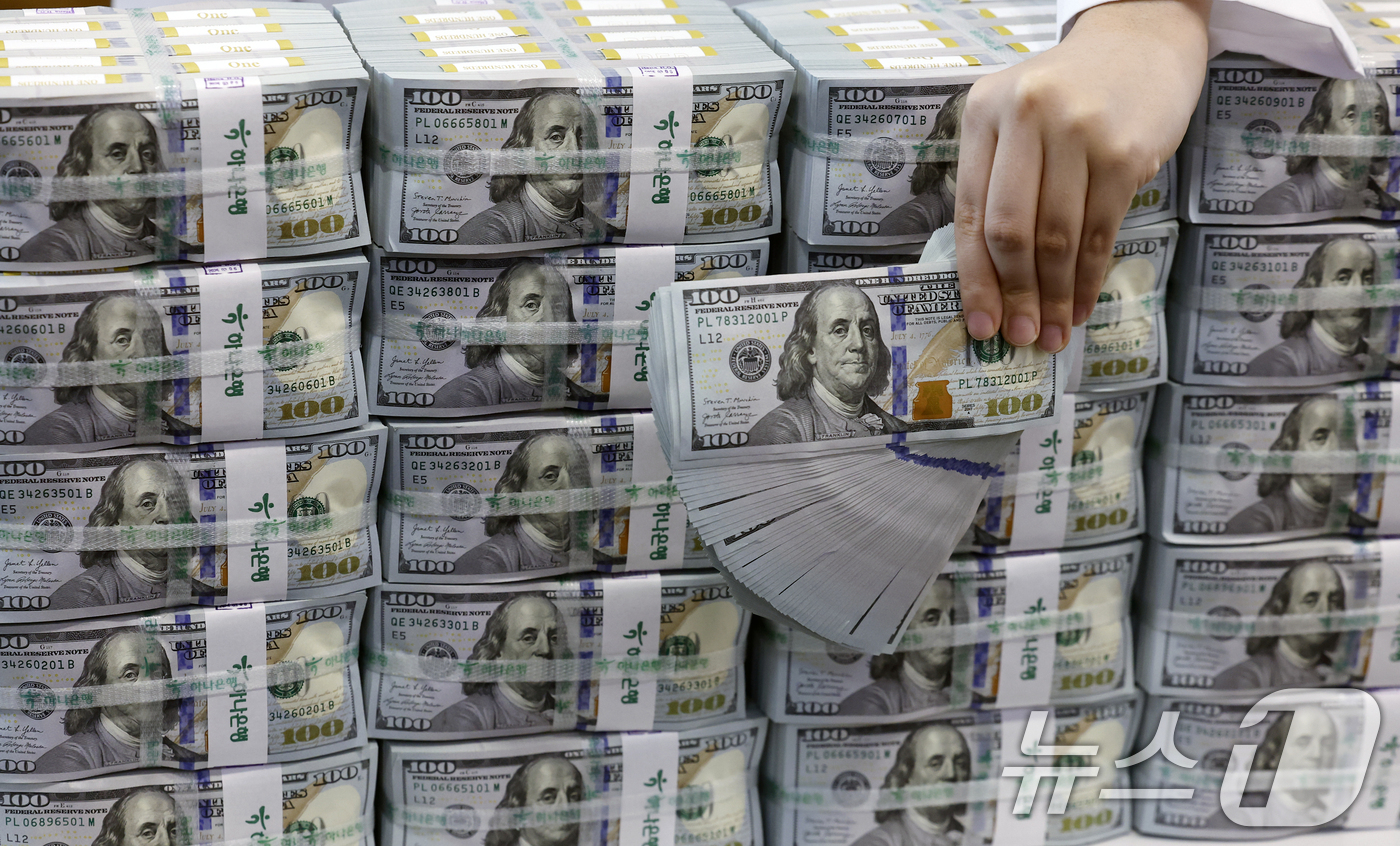 (서울=뉴스1) 박정호 기자 = 1,500원대 고환율 상황에도 금융기관의 외화 예수금이 늘면서 우리나라 외환보유액이 한 달 만에 다시 증가세로 돌아선 것으로 나타난 3일 오후 서울 …