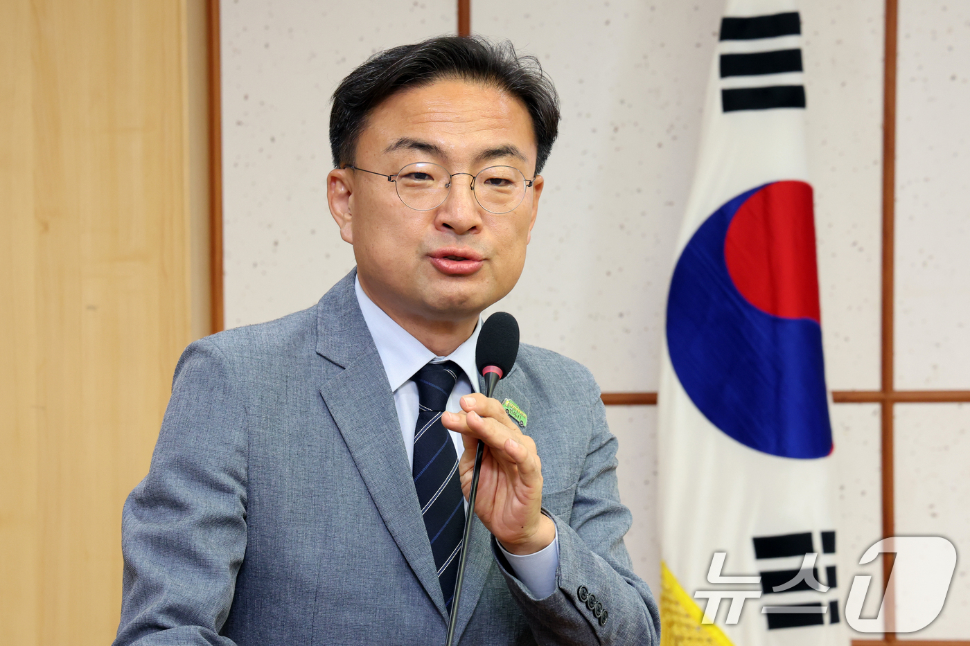 (서울=뉴스1) 황기선 기자 = 신장식 조국혁신당 당대표 권한대행이 3일 오후 서울 여의도 국회 의원회관에서 '노회찬 8주기 추모 심포지엄'에서 인사말을 하고 있다.  2026.7 …