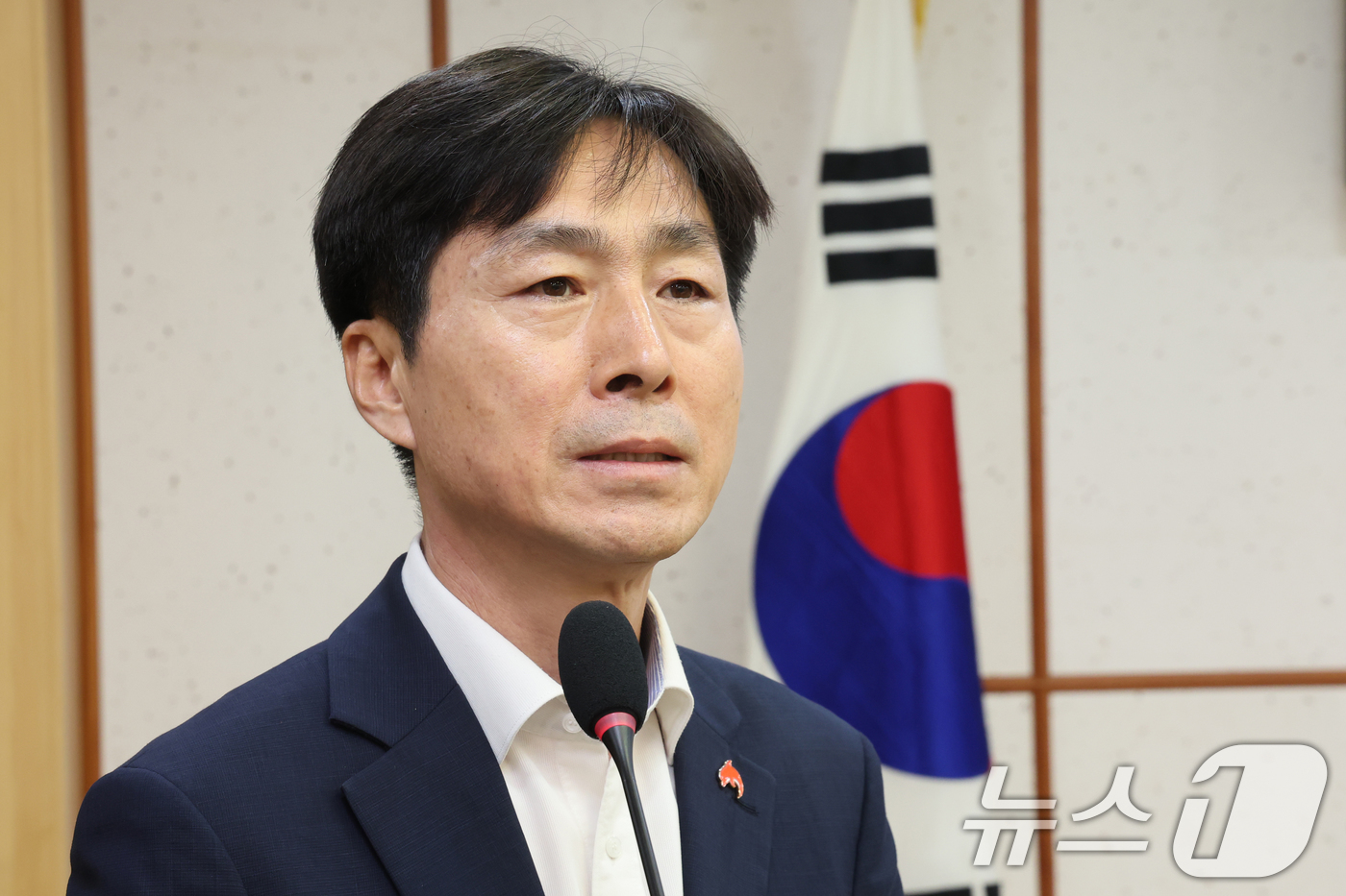 (서울=뉴스1) 황기선 기자 = 한창민 사회만주당 대표가 3일 오후 서울 여의도 국회 의원회관에서 '노회찬 8주기 추모 심포지엄'에서 인사말을 하고 있다. 2026.7.3/뉴스1