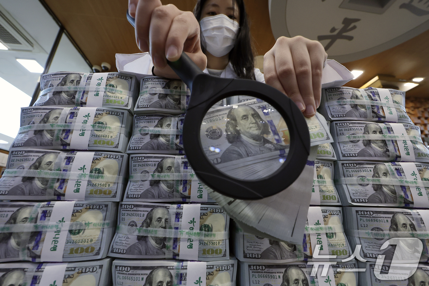 (서울=뉴스1) 박정호 기자 = 1,500원대 고환율 상황에도 금융기관의 외화 예수금이 늘면서 우리나라 외환보유액이 한 달 만에 다시 증가세로 돌아선 것으로 나타난 3일 오후 서울 …