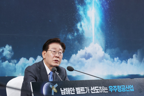 李대통령 "이젠 우주가 기회…나라 명운 걸고 지원하겠다"