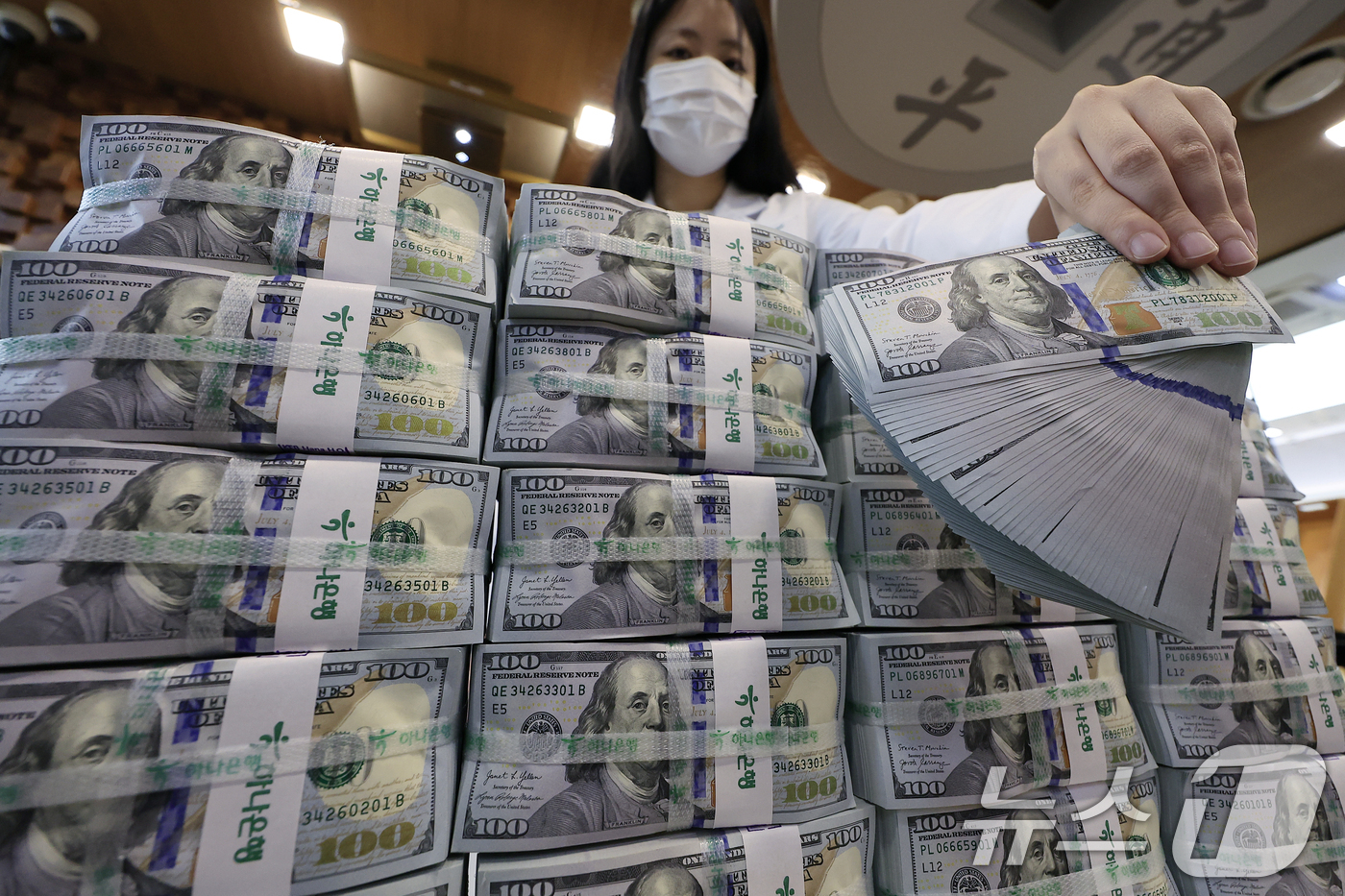 (서울=뉴스1) 박정호 기자 = 1,500원대 고환율 상황에도 금융기관의 외화 예수금이 늘면서 우리나라 외환보유액이 한 달 만에 다시 증가세로 돌아선 것으로 나타난 3일 오후 서울 …