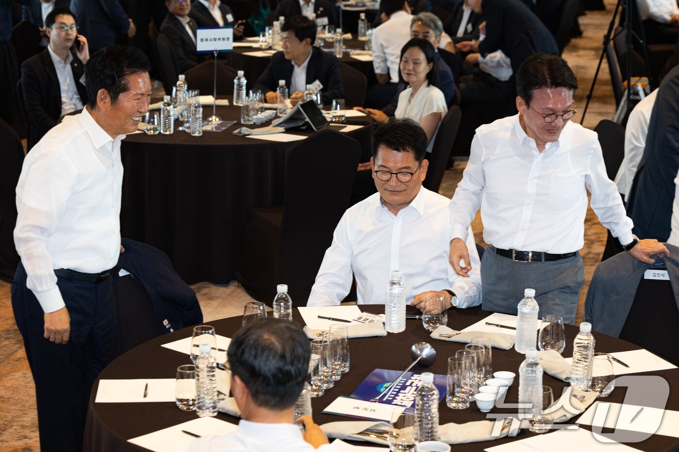 본문 이미지 - 정청래 전 더불어민주당 대표(왼쪽부터)와 송영길 전 대표, 김민석 전 총리가 3일 서울 용산구 서울드래곤시티에서 열린 22대 후반기 국회 대비 더불어민주당 국회의원 워크숍에 참석하고 있다. 2026.7.3 ⓒ 뉴스1 유승관 기자