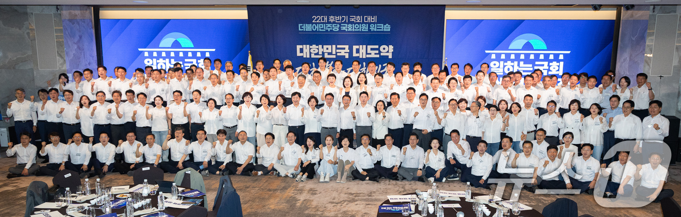(서울=뉴스1) 유승관 기자 = 한병도 더불어민주당 당대표 직무대행 겸 원내대표와 한성숙 국무총리를 비롯한 참석자들이 3일 서울 용산구 서울드래곤시티에서 열린 22대 후반기 국회 …