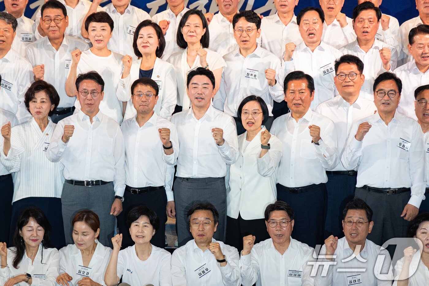 본문 이미지 - 한병도 더불어민주당 당대표 직무대행 겸 원내대표와 한성숙 국무총리를 비롯한 참석자들이 3일 서울 용산구 서울드래곤시티에서 열린 22대 후반기 국회 대비 더불어민주당 국회의원 워크숍에서 기념 촬영을 하고 있다. 가운뎃줄 왼쪽부터 남인순 의원, 김민석 전 총리, 한 직무대행, 강훈식 대통령비서실장, 한 총리, 정청래 전 대표, 송영길 전 대표, 우원식 전 국회의장. 2026.7.3 ⓒ 뉴스1 유승관 기자