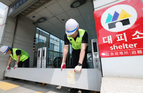장마 앞두고 역사 출입구 차수판 점검