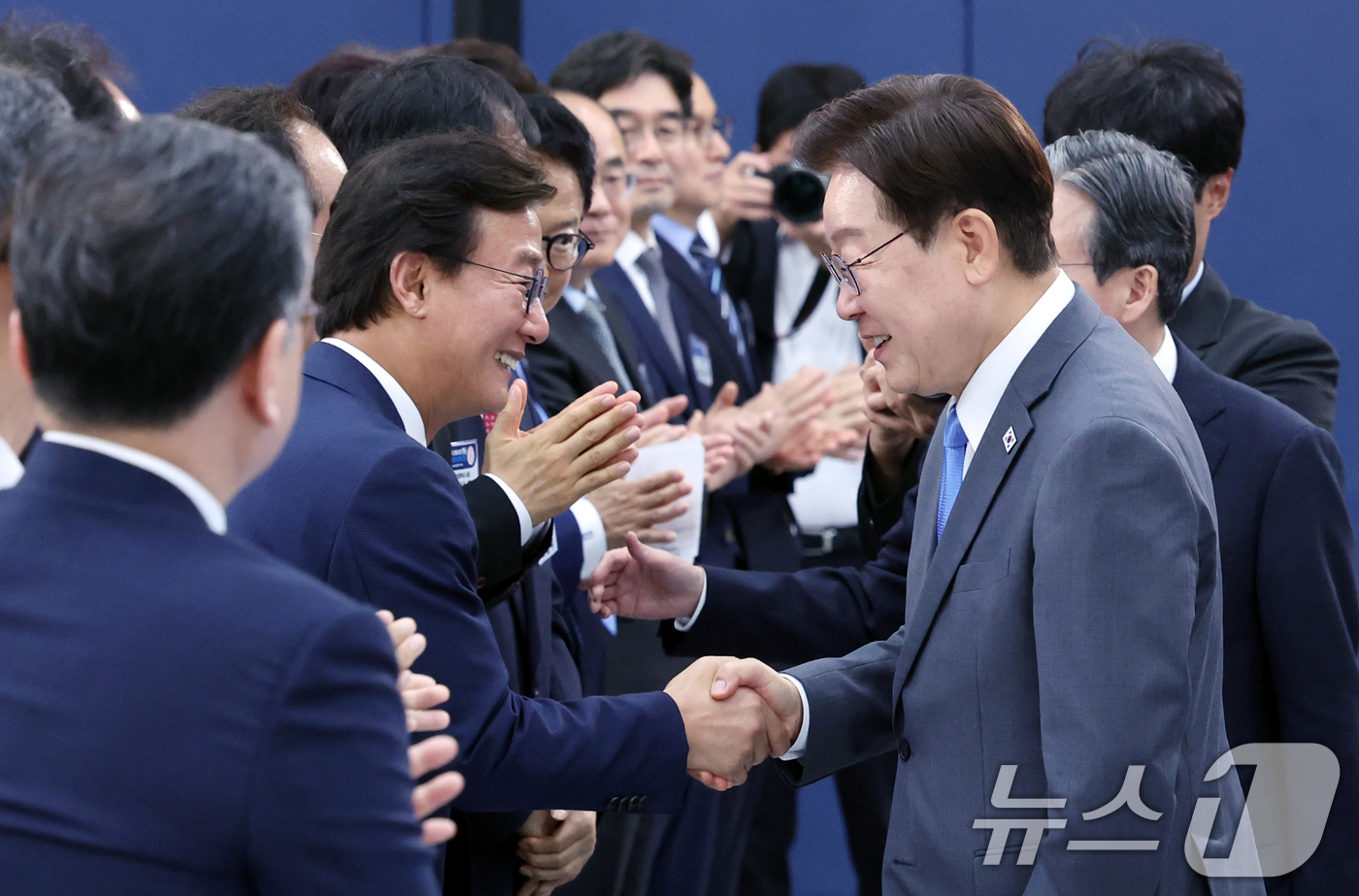 (진주=뉴스1) 허경 기자 = 이재명 대통령이 3일 경남 진주시에서 열린 영남권 참단산업 발전비전 국민보고회에 입장하며 전재수 부산시장과 인사를 나누고 있다. 2026.7.3/뉴스 …