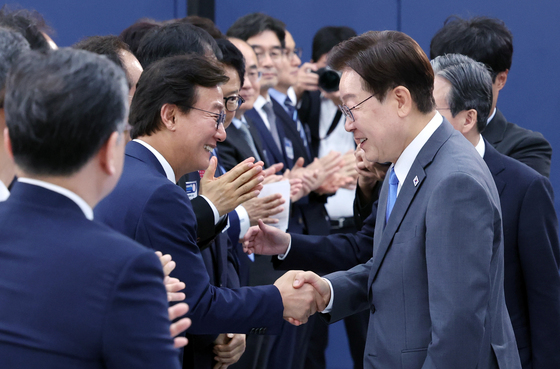 전재수 부산시장과 인사 나누는 이재명 대통령