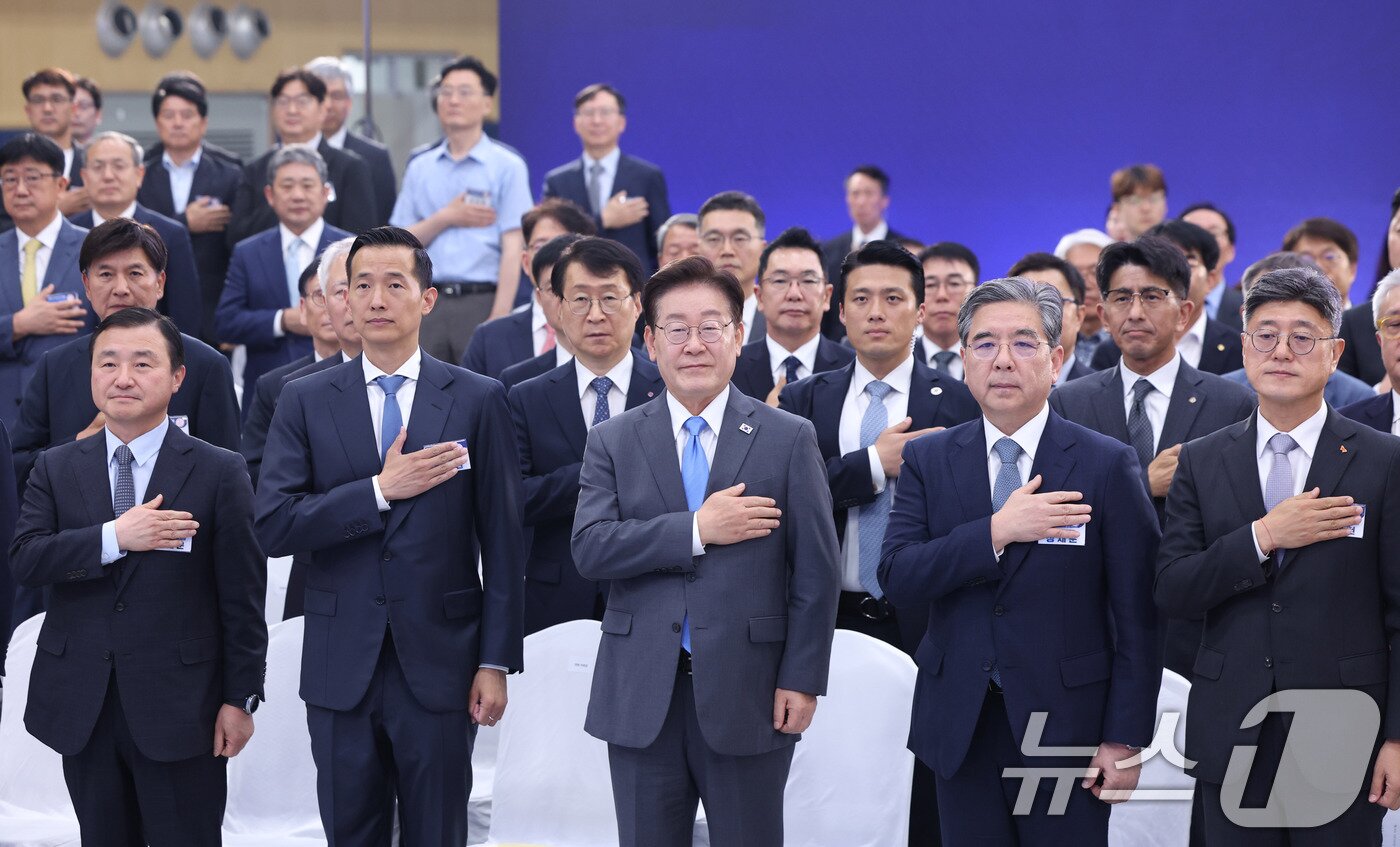 본문 이미지 - 이재명 대통령이 3일 경남 진주시에서 열린 영남권 첨단산업 발전비전 국민보고회에서 국민의례를 하고 있다. ⓒ 뉴스1 허경 기자