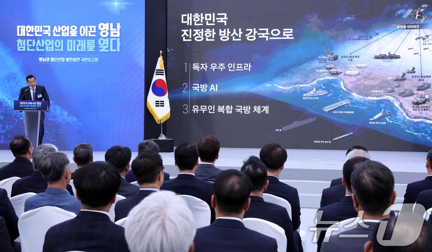 (진주=뉴스1) 허경 기자 = 김동관 한화그룹 부회장이 3일 경남 진주시에서 열린 영남권 참단산업 발전비전 국민보고회에서 발언하고 있다. 2026.7.3/뉴스1