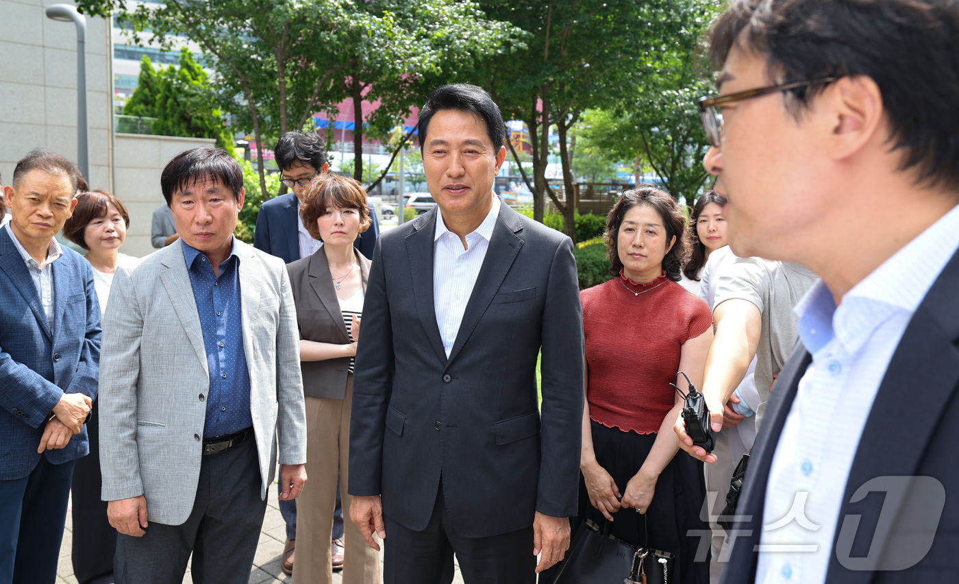 (서울=뉴스1) 이종수 기자 = 오세훈 서울시장이 3일 서울 강서구 마곡미술길에서 거리에 대한 설명을 듣고 있다. 2026.7.3/뉴스1