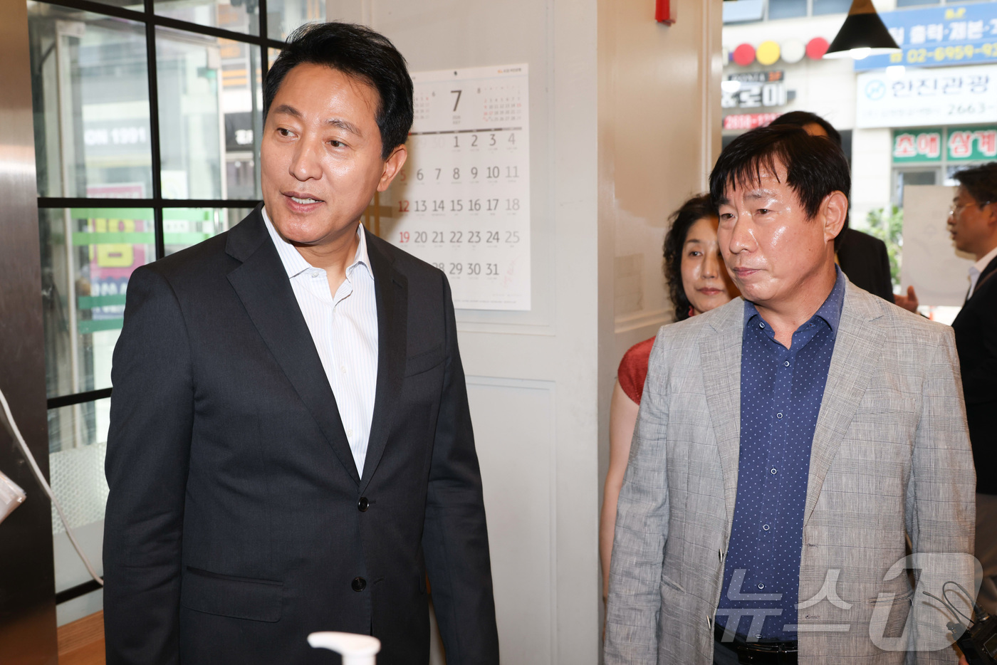 (서울=뉴스1) 이종수 기자 = 오세훈 서울시장이 3일 오후 서울 강서구 마곡미술길에서 민생현장 현장방문을 하고 있다. (공동취재) 2026.7.3/뉴스1