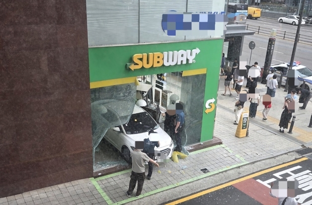 반포 써브웨이 매장에 70대 운전 승용차 돌진…5명 다쳐