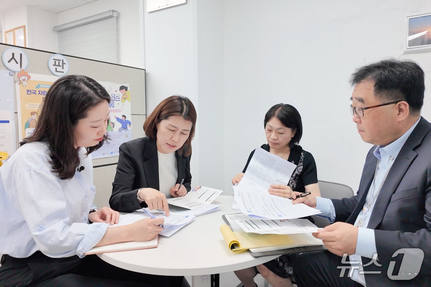본문 이미지 - 허희정 의원은 지난 1일 자립준비청년과 관련 기관 관계자를 만나 간담회를 열고 있다.(울산시의회 제공. 재판매 및 DB금지)/뉴스1