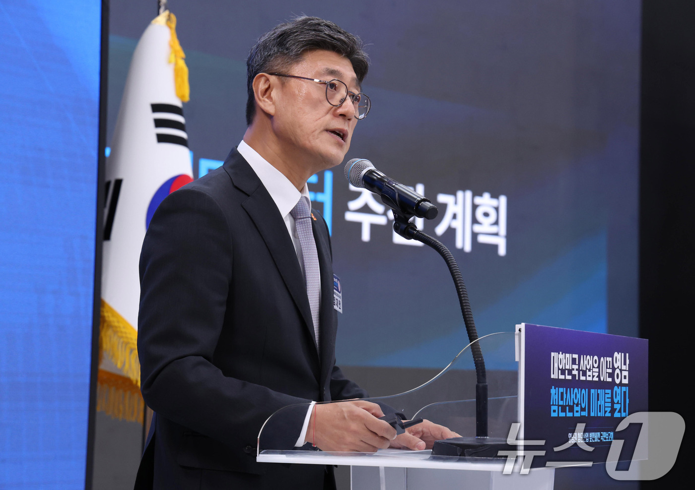 (진주=뉴스1) 허경 기자 = 정재헌 SK텔레콤 사장이 3일 경남 진주시에서 열린 영남권 첨단산업 발전비전 국민보고회에서 발표하고 있다. 2026.7.3/뉴스1
