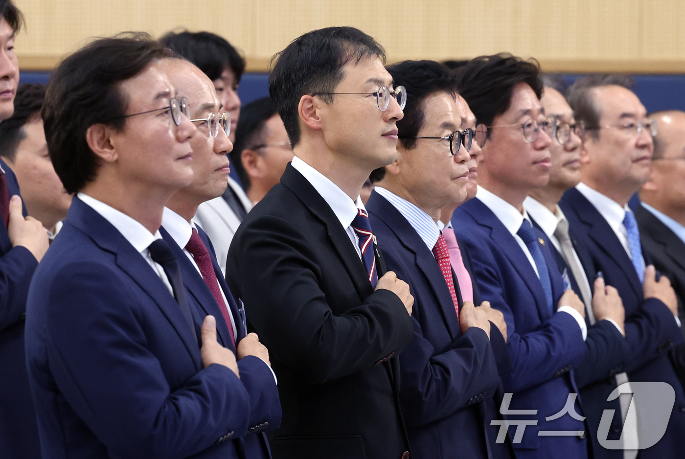 (진주=뉴스1) 허경 기자 = 전재수 부산시장(왼쪽부터), 추경호 대구시장, 김상욱 울산시장, 이철우 경북지사가 3일 경남 진주시에서 열린 영남권 첨단산업 발전비전 국민보고회에서 …