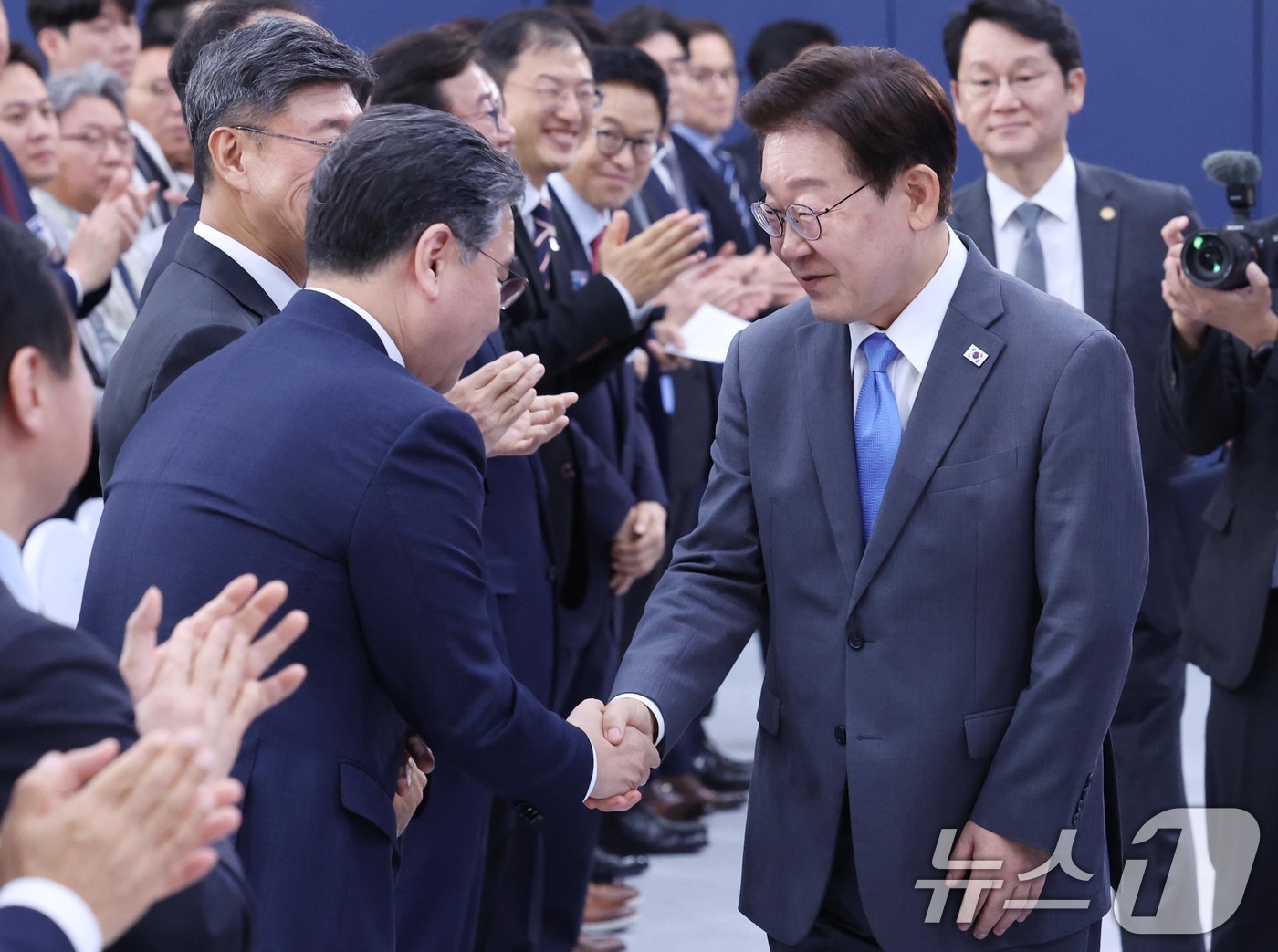 (진주=뉴스1) 허경 기자 = 이재명 대통령이 3일 경남 진주시에서 열린 영남권 첨단산업 발전비전 국민보고회에 입장하며 장재훈 현대자동차그룹 부회장과 인사를 나누고 있다. 2026 …