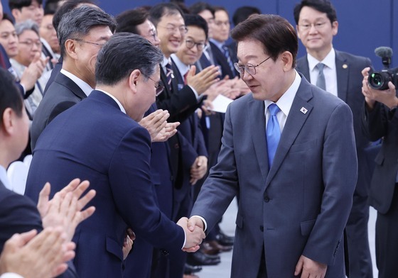 장재훈 부회장과 악수하는 이재명 대통령