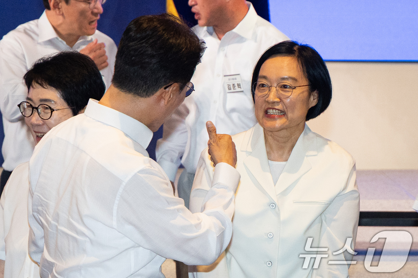 (서울=뉴스1) 유승관 기자 = 김민석 전 총리가 3일 서울 용산구 서울드래곤시티에서 열린 22대 후반기 국회 대비 더불어민주당 국회의원 워크숍에서 한성숙 국무총리를 향해 엄지를 …