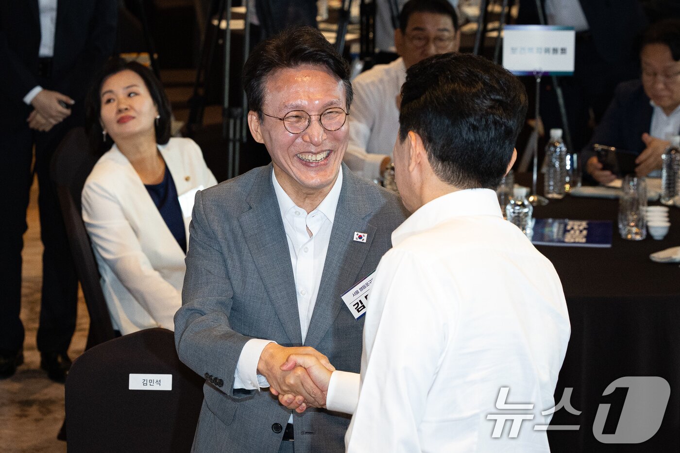 본문 이미지 - 김민석 전 총리와 강훈식 대통령비서실장이 3일 서울 용산구 서울드래곤시티에서 열린 22대 후반기 국회 대비 더불어민주당 국회의원 워크숍에서 인사하고 있다. 2026.7.3 ⓒ 뉴스1 유승관 기자