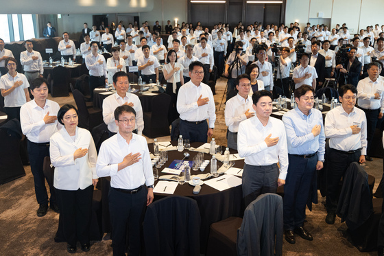 與, 워크숍 마친 의원 단톡방에 "전대주자가 악수 패싱, 쪼잔해"