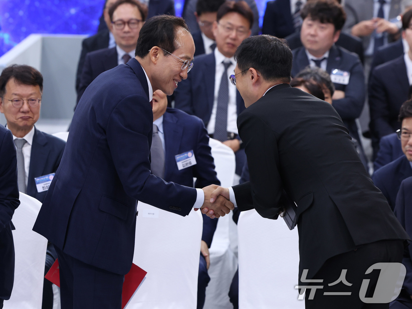 (진주=뉴스1) 허경 기자 = 추경호 대구시장과 김상욱 울산시장이 3일 경남 진주시에서 열린 영남권 첨단산업 발전비전 국민보고회에서 악수하고 있다. 2026.7.3/뉴스1